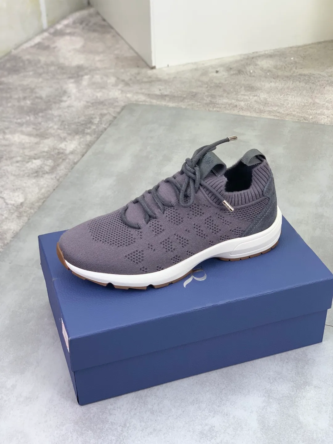 Men's men's shoes P400 new Dior Tech sneakers 2026 early spring series new products, with fashionable details, highlighting retro aesthetics. The fly-knit upper is spliced ​​with the sides of apricot transparent mesh fabric, and the leading edge of the upper window is laminated with high-frequency flat ironing and counter-pressure. The original craftsmanship is beautiful, comfortable and does not fall off. The interior is made of tonal sheep lining, which is soft and comfortable. The heel and tongue are embellished with the Paris logo. The textured TPU soles with the same tonal logo add to the high-end style.  Code number: 38-45 (46 customized)